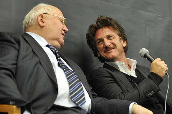 Михаил Горбачев и Шон Пенн поговорили со студентами