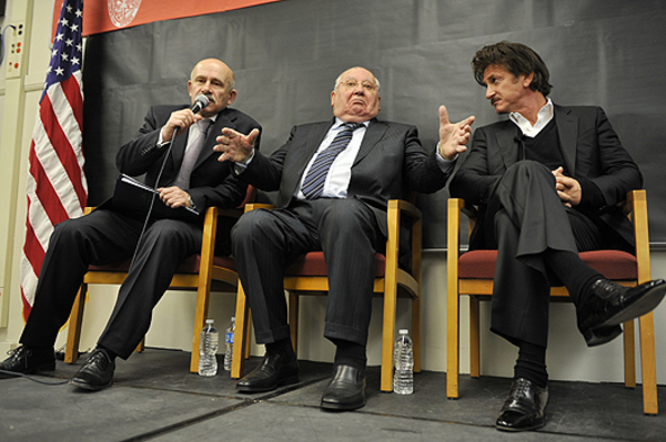 Михаил Горбачев и Шон Пенн поговорили со студентами