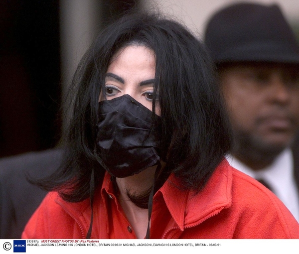 Маску Майкла Джексона продадут за 50 тысяч долларов