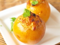 Яблоки, запеченные с творогом и орехами