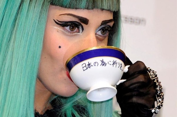 Чашку cо следами от помады Lady Gaga продали за $ 74750