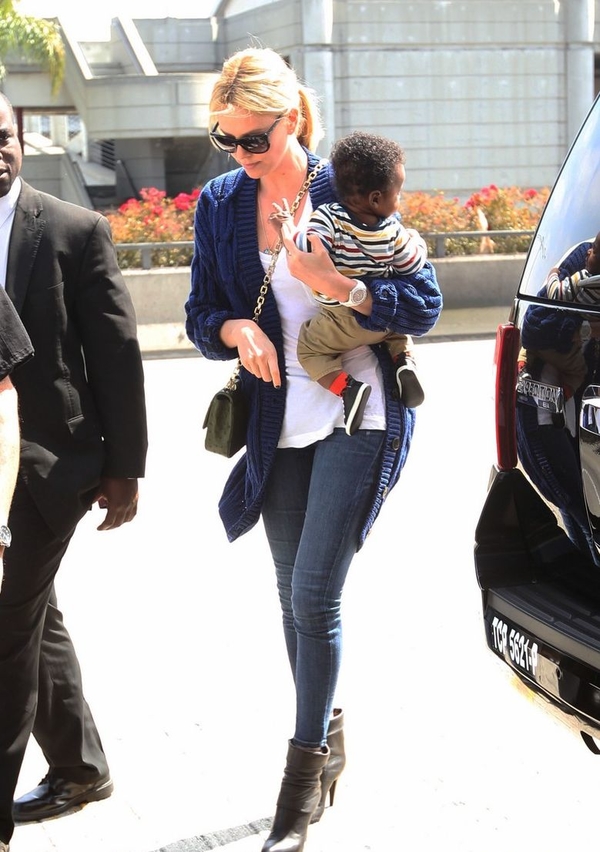 Шарлиз Терон впервые показала сына