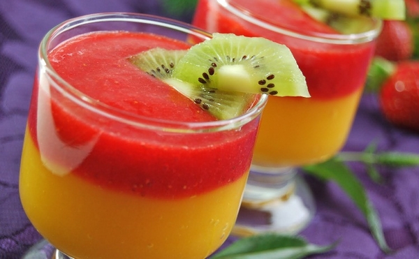 Летний напиток из манго и клубники