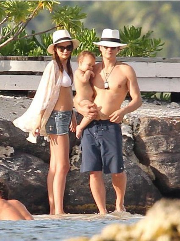 Орладно Блум вышел на пляж с голеньким сыном