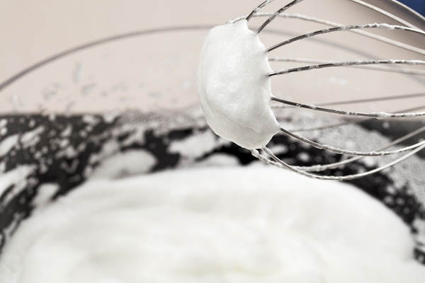 Как правильно взбивать белки: 15 полезных советов