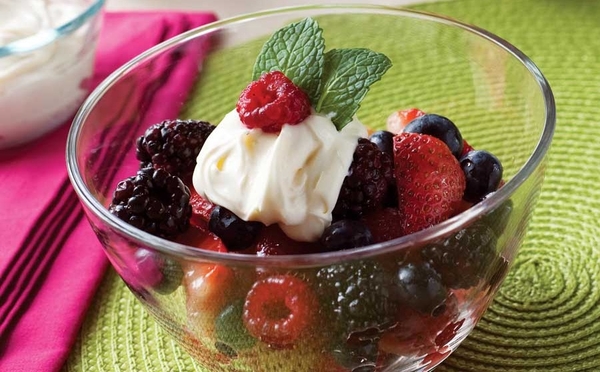 Как приготовить взбитые сливки с ягодами на десерт (ВИДЕО)