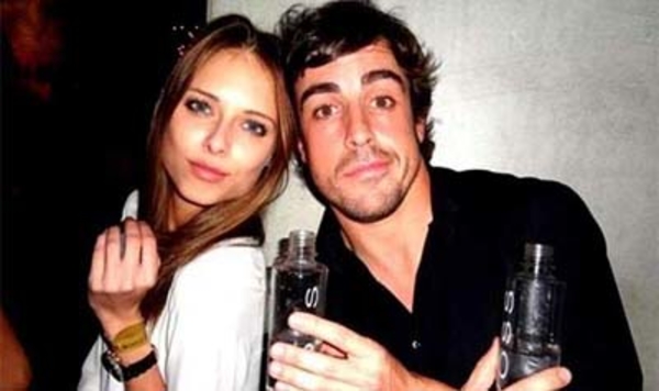 Звезда Формулы 1 соблазнил российскую модель