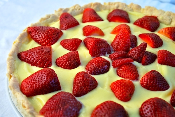 Как приготовить простой клубничный пирог (ВИДЕО)