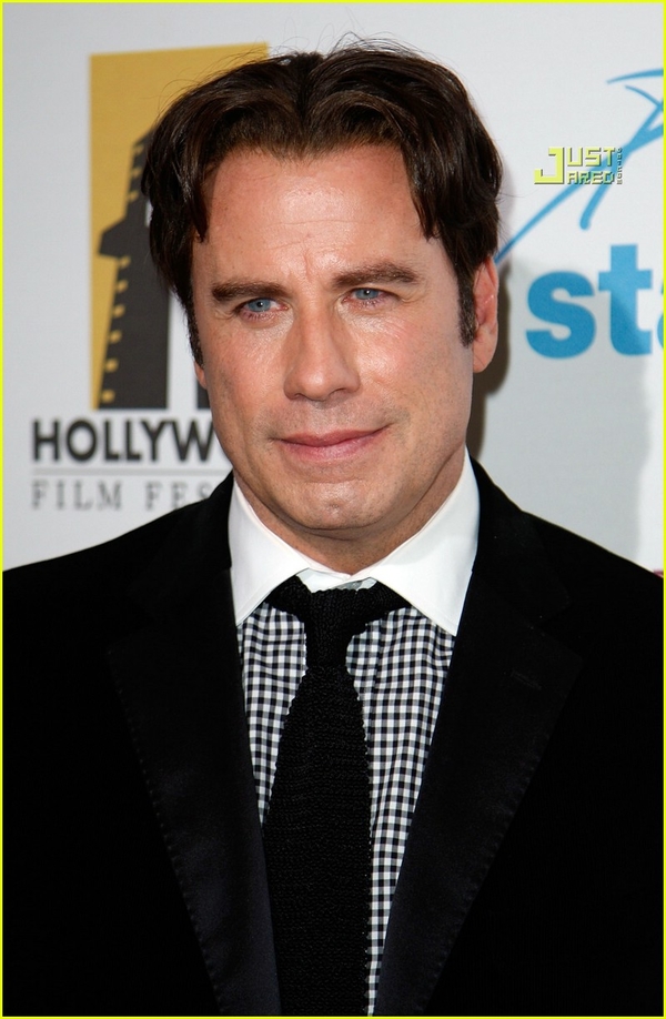 Жена бросила Джона Траволту, которого запечатлили в женском наряде