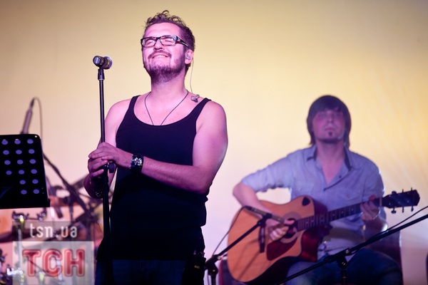 Пономарев вышел на сцену в домашней одежде