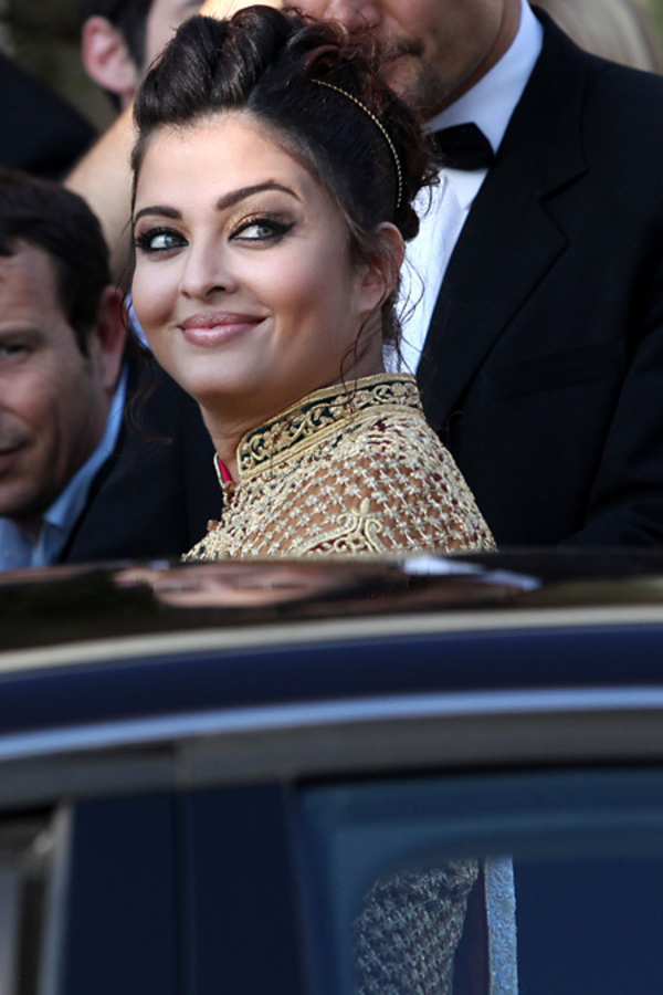 Айшвария Рай показала пухлые формы на Каннском фестивале