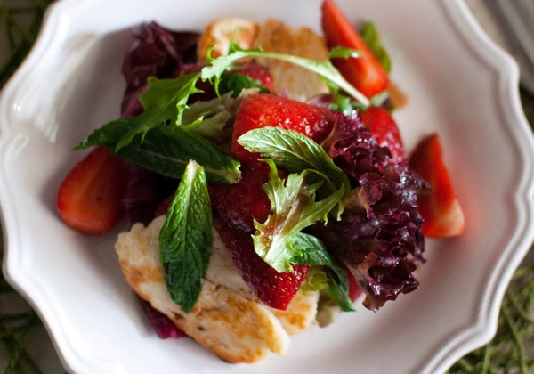 Как приготовить салат из клубники от Джейми Оливера (ВИДЕО)