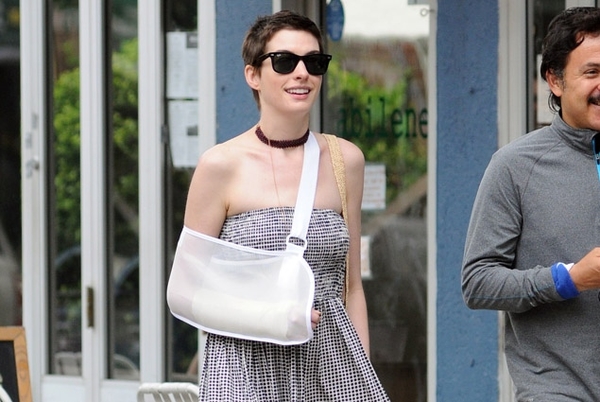 Энн Хэтэуэй попала в аварию