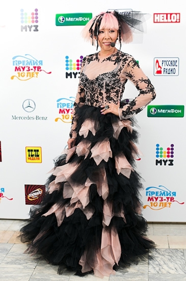 Анита Цой насмешила папарацци своим нарядом на МУЗ-ТВ 2012