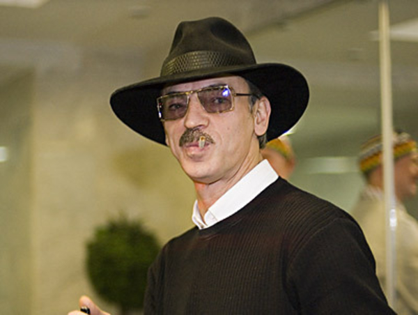 В спальне звезды: Михаил Боярский ходит по ковру-автопортрету