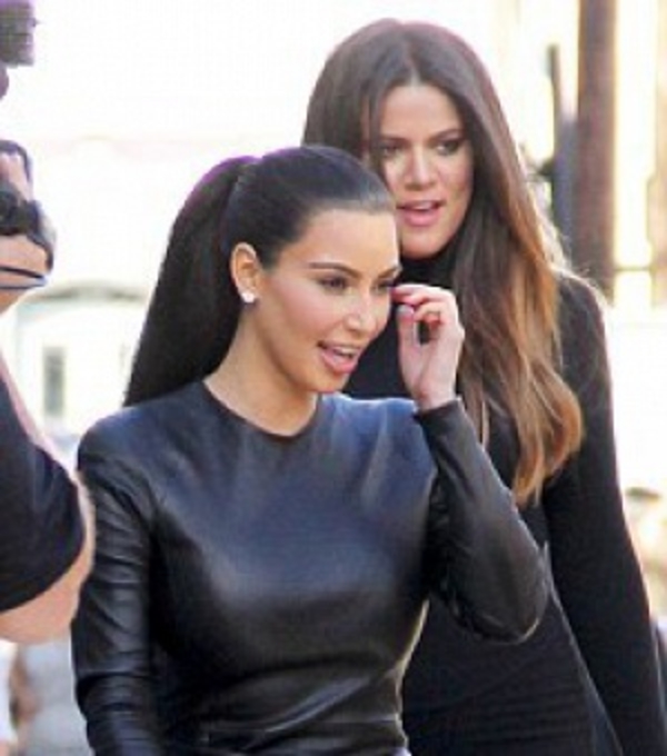 Ким Кардашян надела платье не по размеру