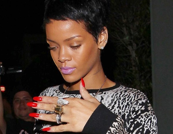 Рианна удивила всех своим маникюром