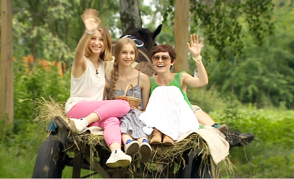 Антин Мухарский прокатил ведущую Настю Касилову на телеге