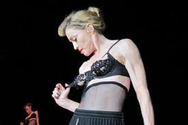 53-летняя Мадонна во время концерта показала грудь