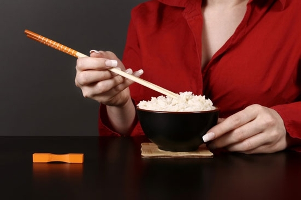 Необычные правила поведения за столом в разных странах мира