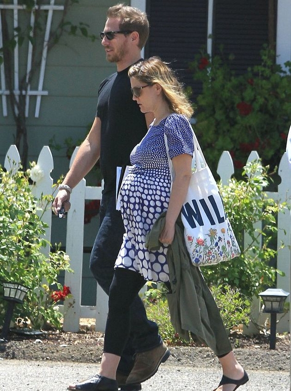 Беременная Дрю Берримор прошлась по магазинам