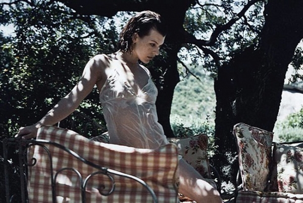 Открылась выставка эротических фото Мосс и Йовович