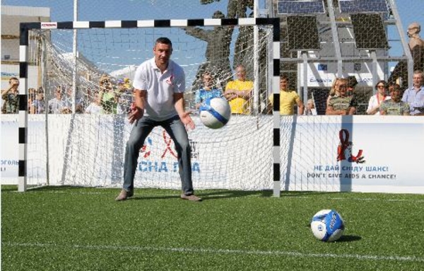 Виталий Кличко сыграл в футбол