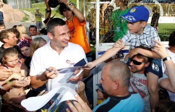 Виталий Кличко сыграл в футбол