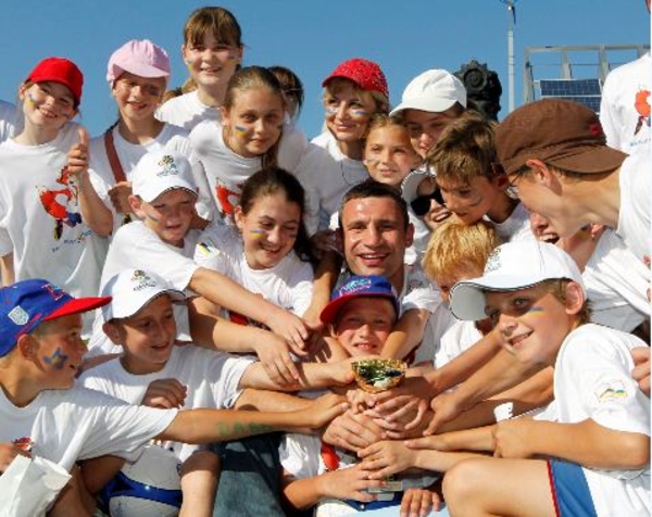 Виталий Кличко сыграл в футбол