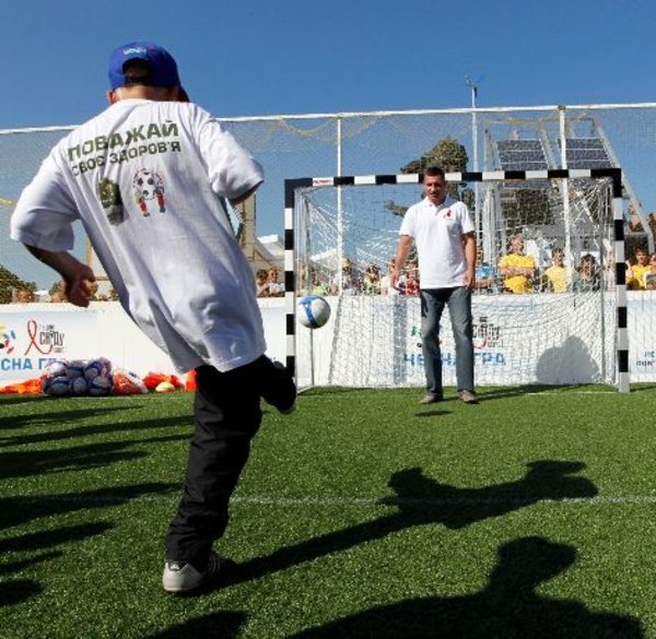 Виталий Кличко сыграл в футбол