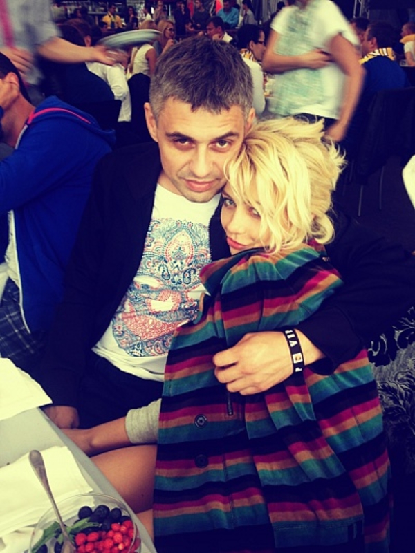 Тина Кароль отметила годовщину свадьбы в фан-зоне