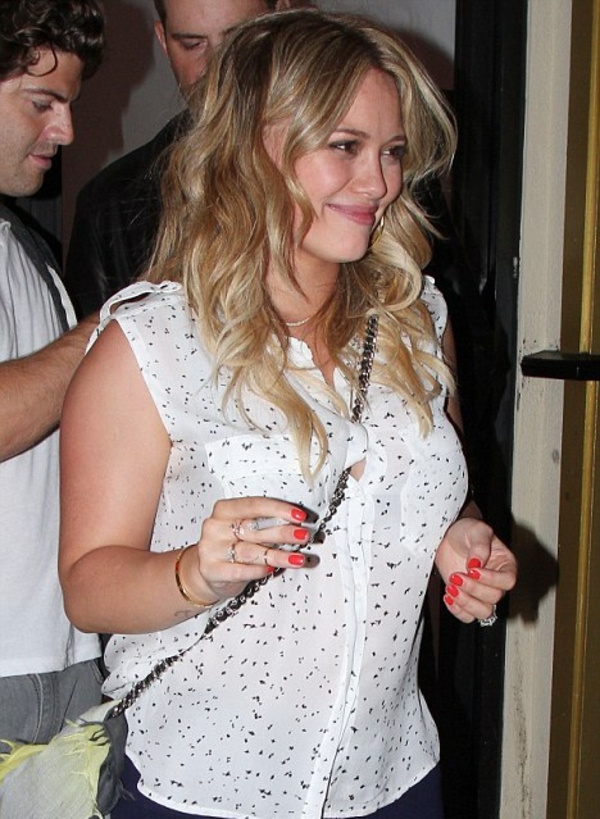 Кормящая мать Хилари Дафф продолжает курить