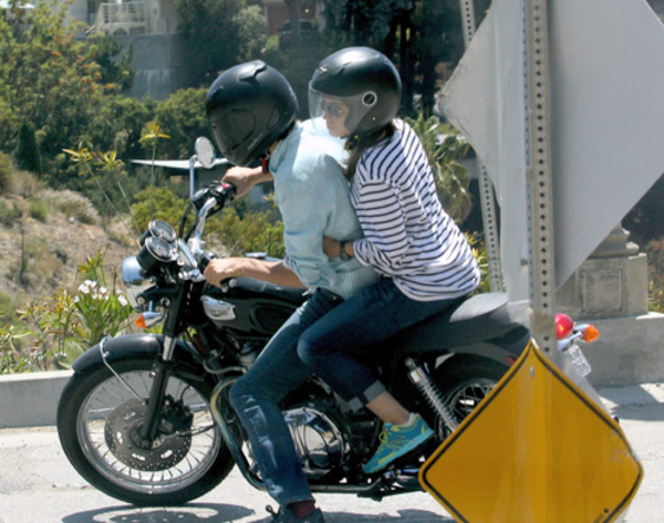 "Старых друзей" Эштона Катчера и Милу Кунис снова застукали вместе