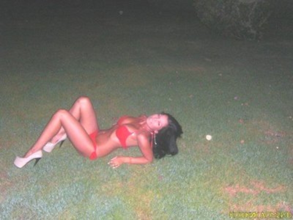 Звезда Дома 2 разделась на египетском пляже