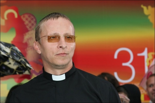 Иван Охлобыстин подарил Хью Лори 53 белых розы