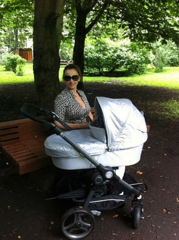 Анфиса Чехова прогулялась с новорожденным сыном