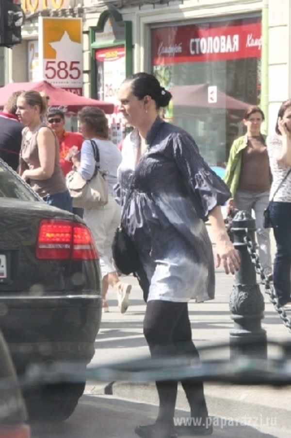 Беременную Елену Ваенгу снова сфотографировали папарацци