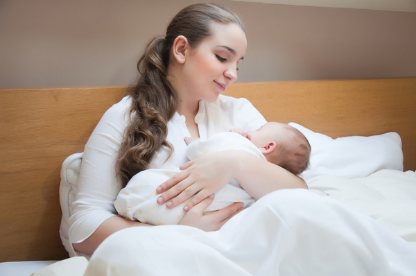 Грудное вскармливание: Как прикладывать малыша к груди