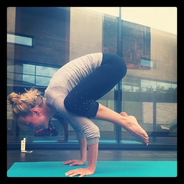 Глюкоза показала, как она занимается йогой