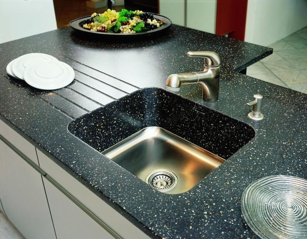 Краш-тест кухонной столешницы: Бьем, режем, погружаем в воду