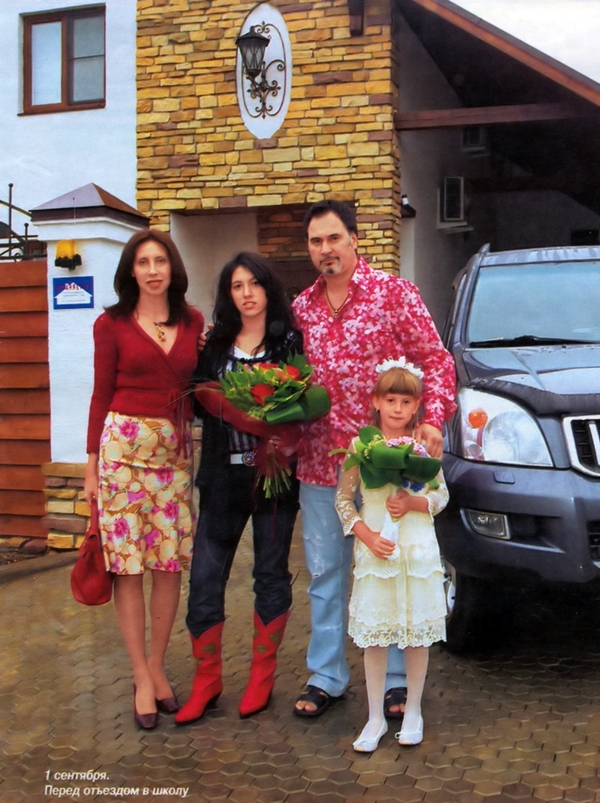 Младшая дочь Меладзе уродует фото отца и страдает из-за развода родителей