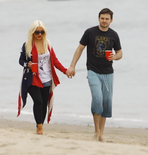 Кристина Агилера стесняется раздеться на пляже