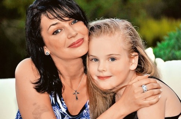 Юлия Абдулова показала подрастающую дочь Александра