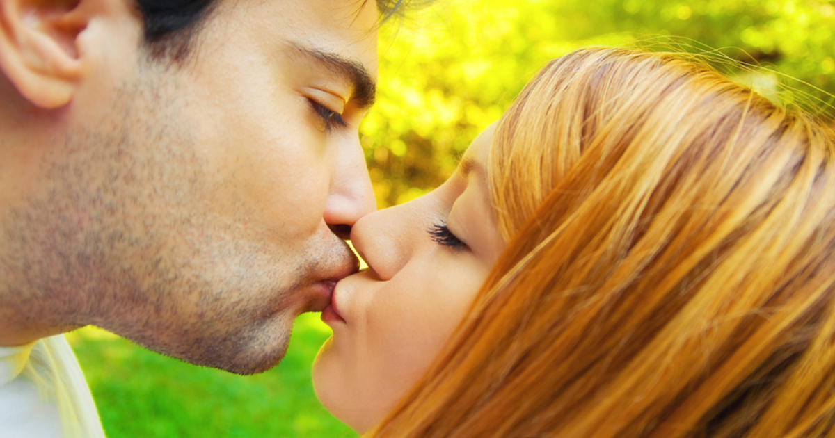 Приснилось целоваться с мужем. Дружеский поцелуй. Дружеский поцелуй в губы. Покусывание партнера. Дружеский поцелуй фото.