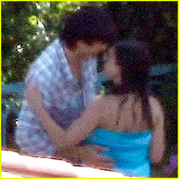 Мила Кунис и Эштон Катчер перешли к публичным поцелуям