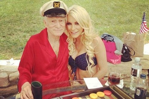 Стареющий Хью Хефнер заплатил "зайке" за совместное фото