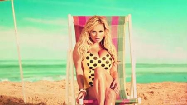 Анна Семенович представила жаркий клип Июльское лето