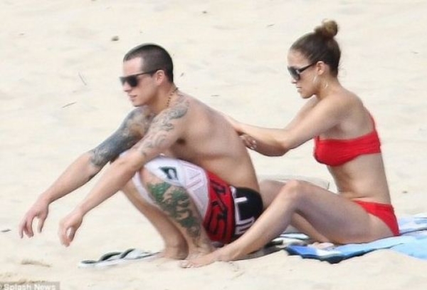 Джей Ло показала идеальную фигуру на бразильском пляже