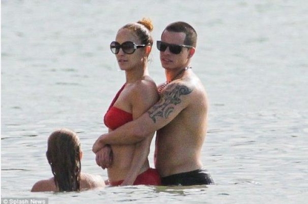 Джей Ло показала идеальную фигуру на бразильском пляже