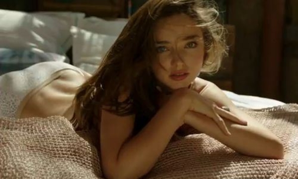 Модель Миранда Керр снялась в новом видео для Victoria's Secret